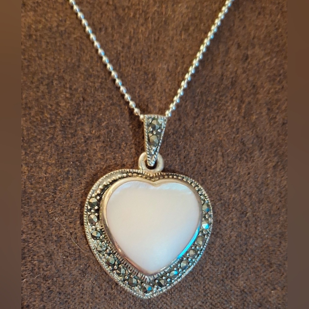 925 sterling silver Signed pendant, heart Mother Of Pearl Marcasite Gemstone - Picture 2 of 4